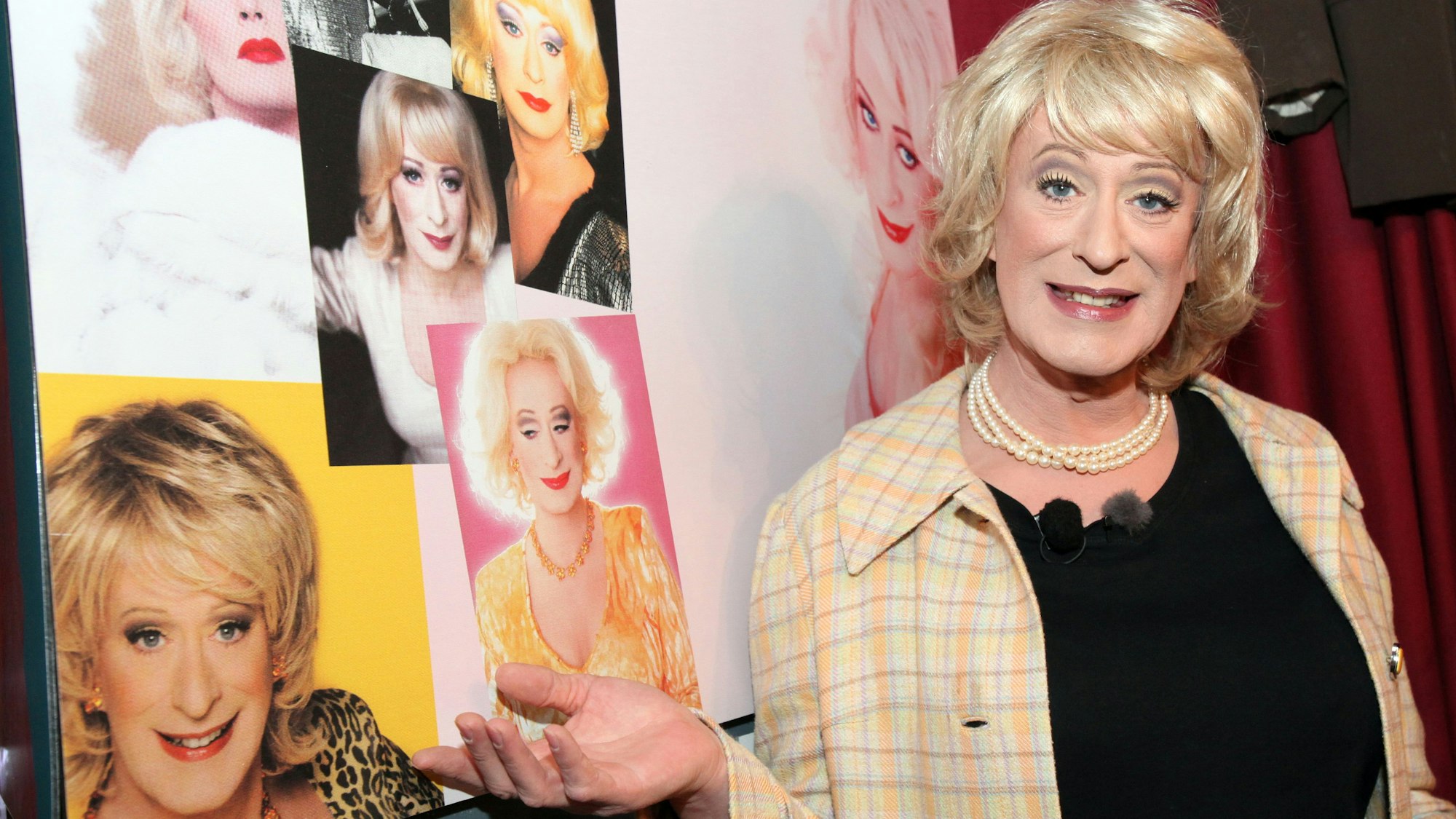 Die deutsche Schauspielerin, Moderatorin und Travestiekünstlerin Lilo Wanders (bürgerlich Ernst-Johann Reinhardt) steht am Freitag (29.04.2011) im St. Pauli Museum in Hamburg neben einer Wand mit ihren Bildern und erzählt über die Geschichte des Stadtteils. Lilo Wanders startete ihren Kiezrundgang "Tour de Schmidt", auf dem die Travestiekünstlerin an den Wochenenden die spannendsten Ecken rund um die Hamburger Reeperbahn zeigt.