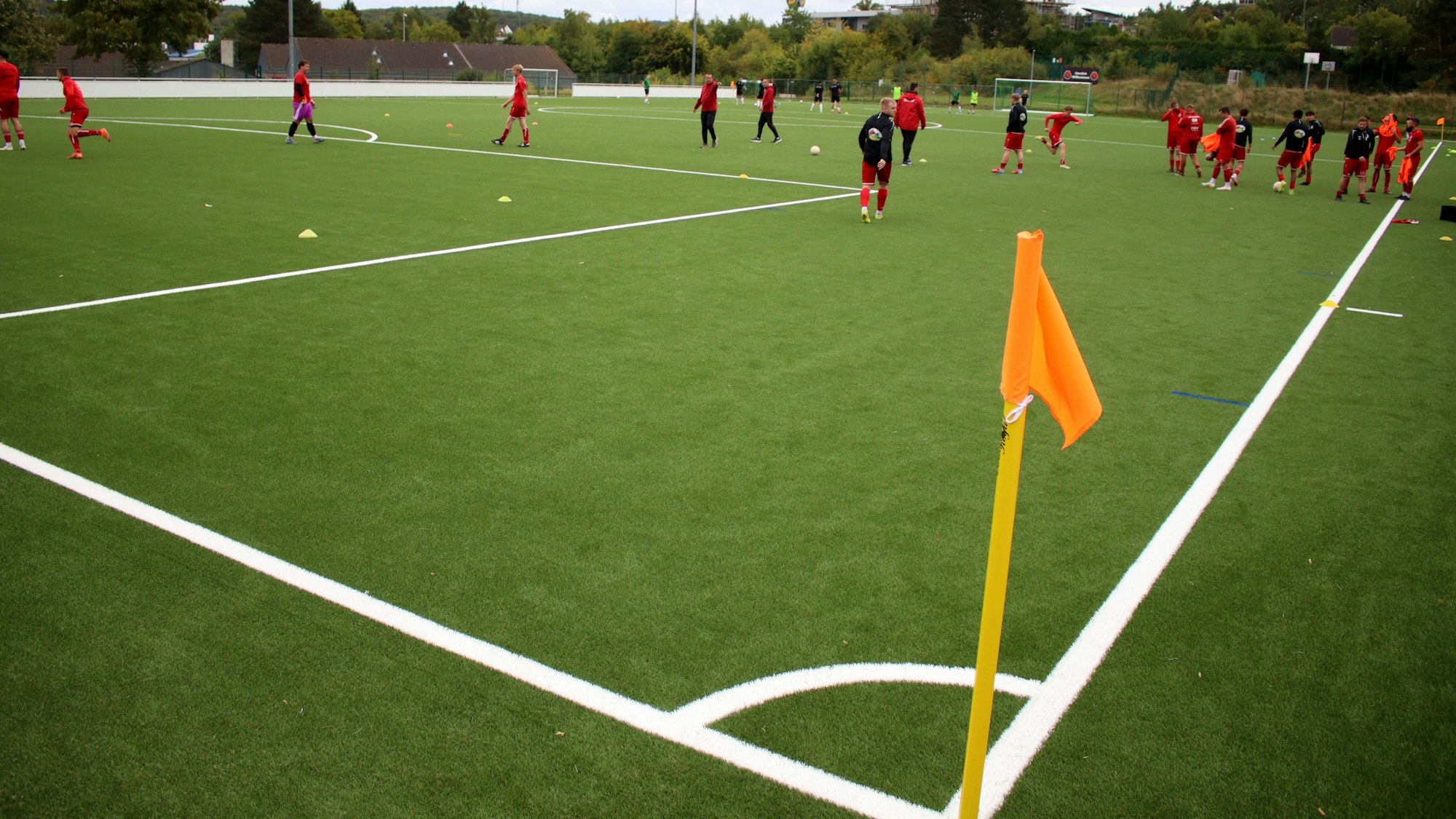 Der neue Kunstrasenplatz am Schulzentrum in Mechernich, fotografiert von einer Spielfeldecke aus.