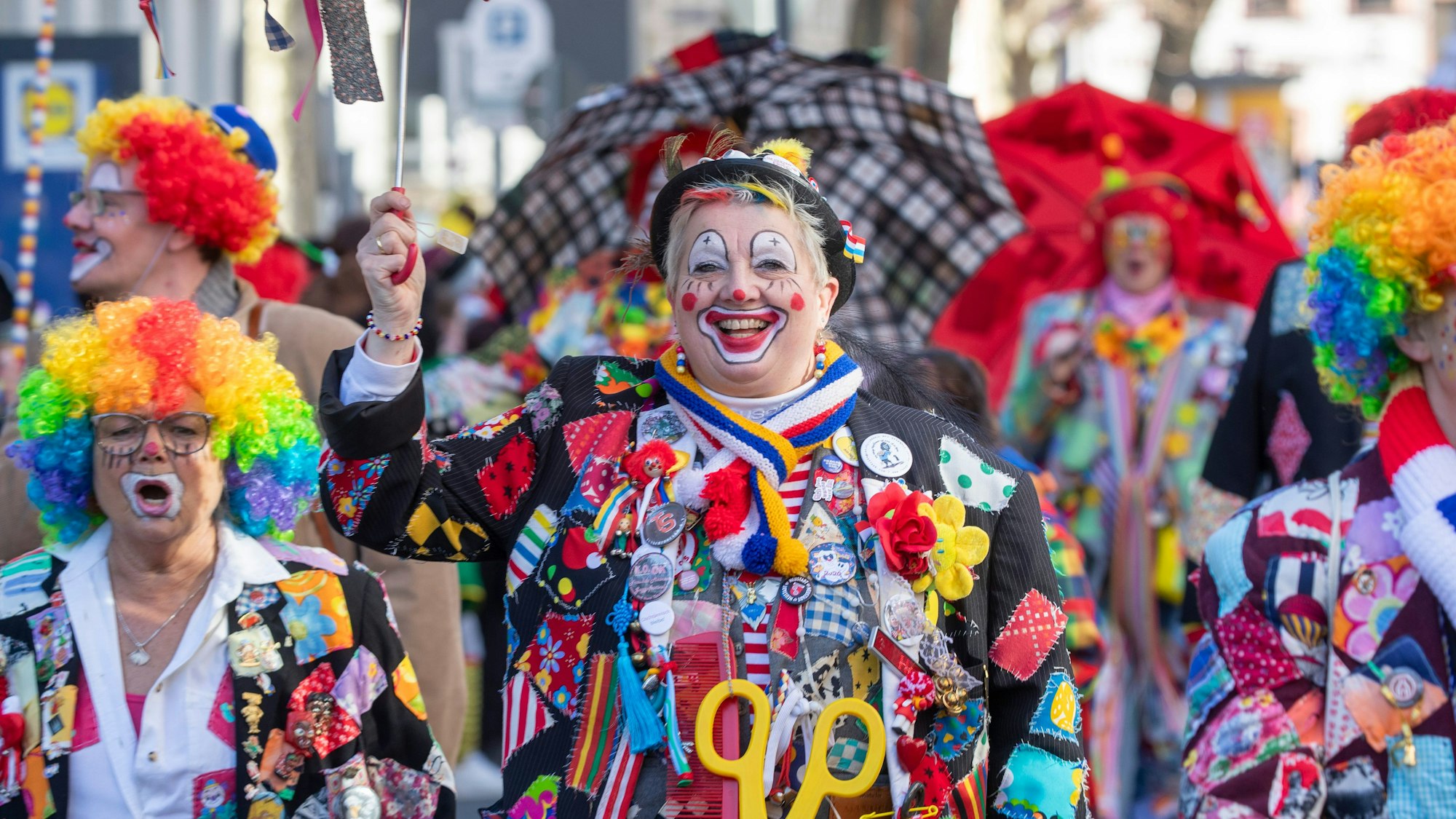 Als Clown verkleidete Jecke feiern.