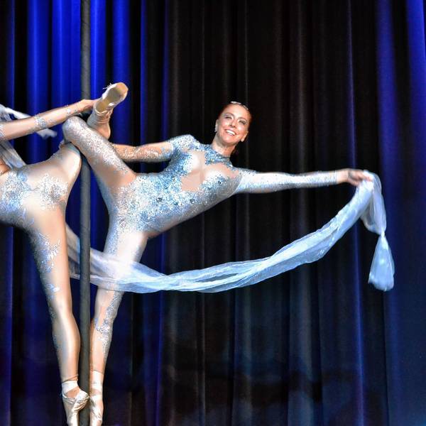 Auftritt der beiden Tänzerinnen des Pole-Dance-Duos n der Aula der Geschwister-Graf-Gesamtschule.