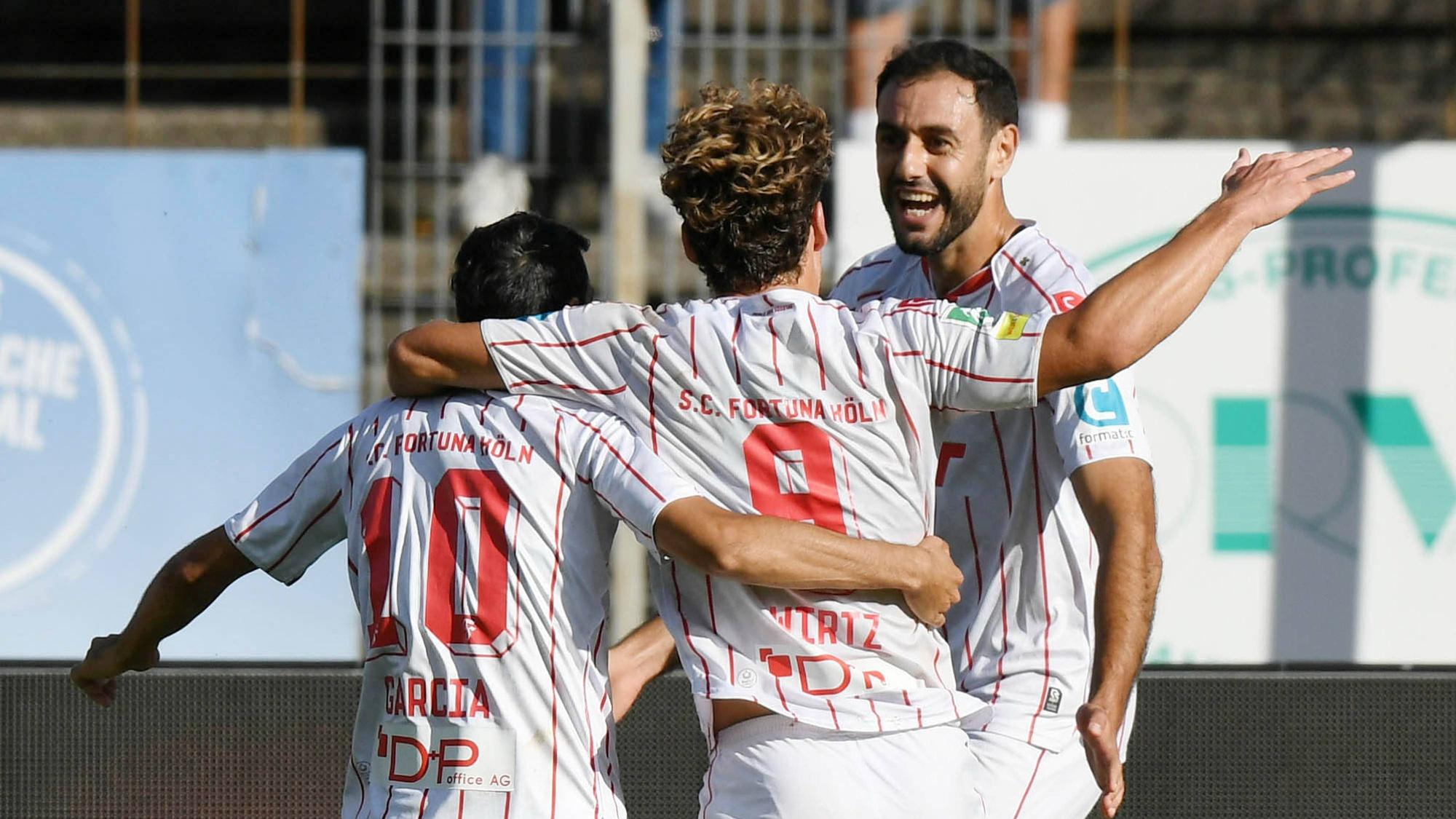 30.08.2025, xophax, Fussball Regionalliga West Fortuna Köln gegen Fortuna Düsseldorf II 3 zu 2 für Fortuna Köln Torschütze Hamadi Al Ghaddioui , rechts mit Rafael Garcia und Enzo Wirtz alle Fortuna Köln Köln *** 30 08 2025, xophax, Soccer Regionalliga West Fortuna Köln vs Fortuna Düsseldorf II 3 to 2 for Fortuna Köln Goalscorer Hamadi Al Ghaddioui , right with Rafael Garcia and Enzo Wirtz all Fortuna Köln Köln