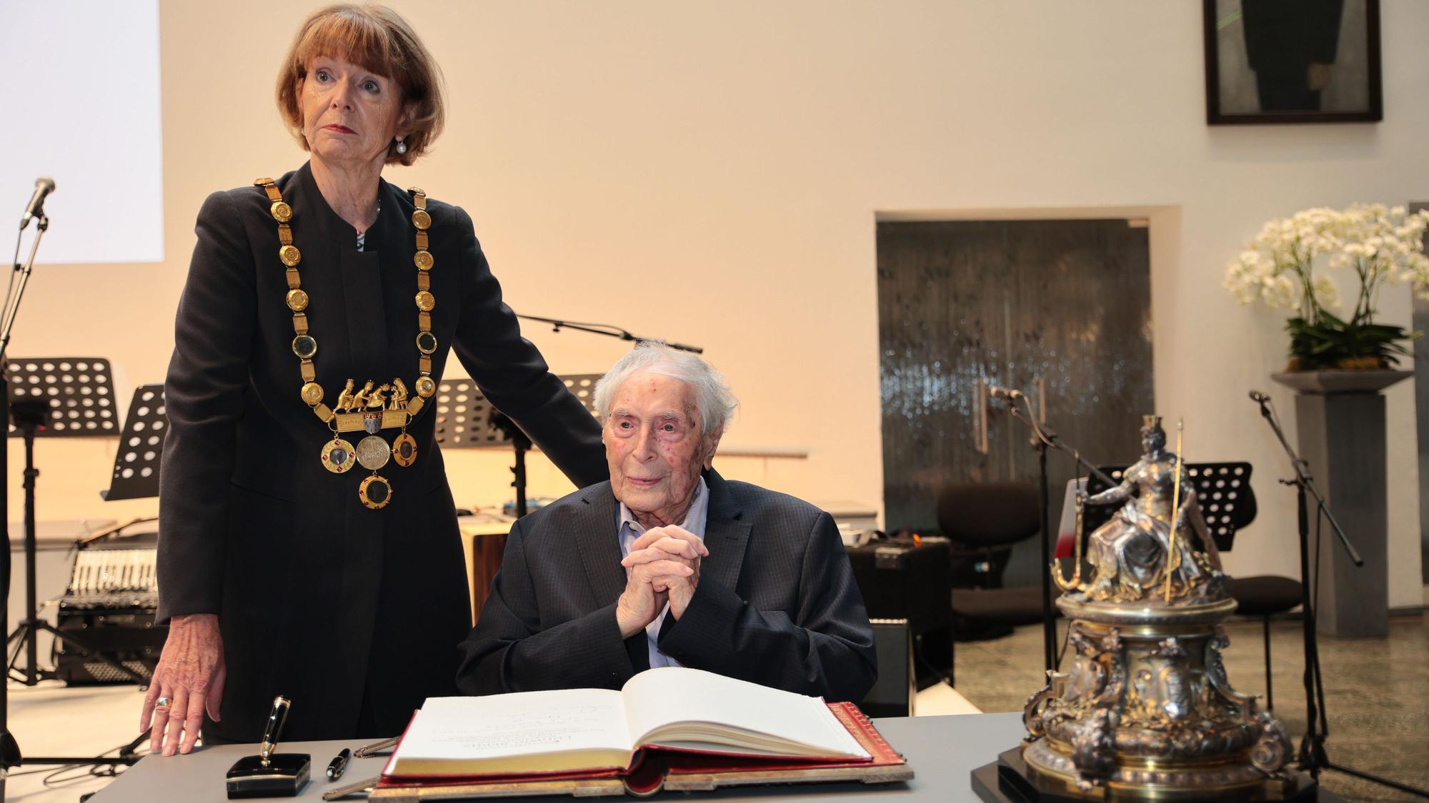 Ludwig Sebus durfte sich am Sonntag (21. September 2025) ins Goldene Buch der Stadt Köln eintragen. Der 100-Jährige sagte auch ein paar Worte zur Ehrung.