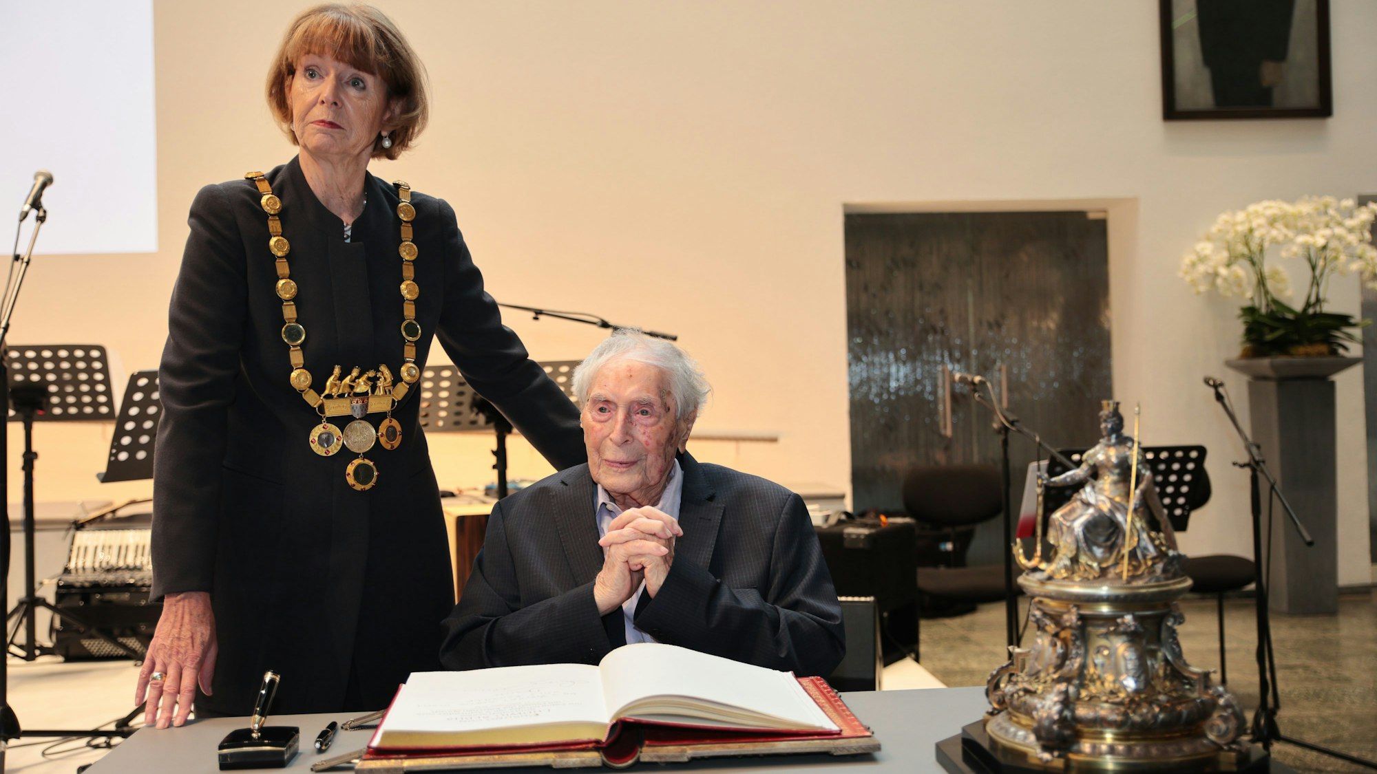 Ludwig Sebus durfte sich am Sonntag (21. September 2025) ins Goldene Buch der Stadt Köln eintragen. Der 100-Jährige sagte auch ein paar Worte zur Ehrung.