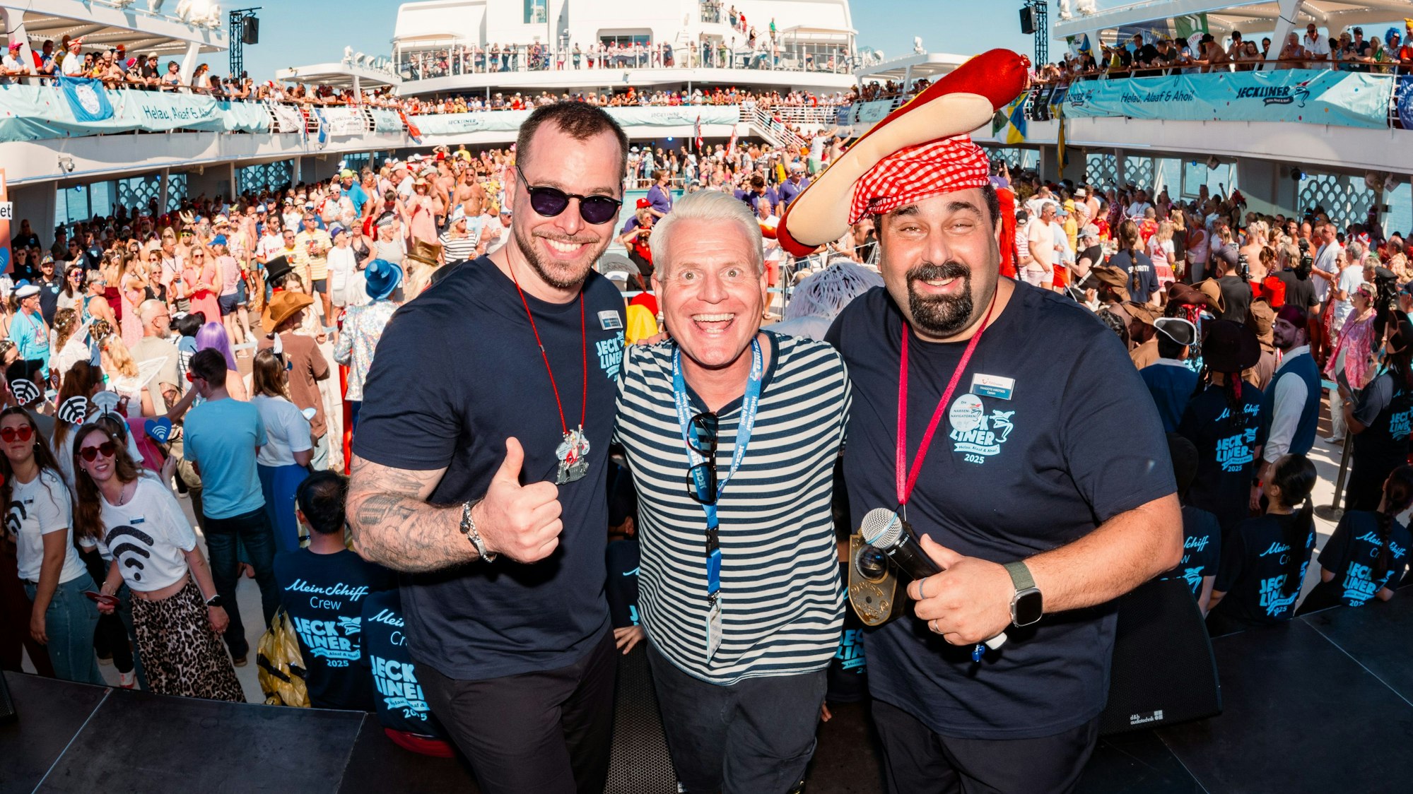 Guido Cantz und Max Kenntemich sowie Kapitän Panagiotis Varotsos auf der Jeckliner-Bühne.