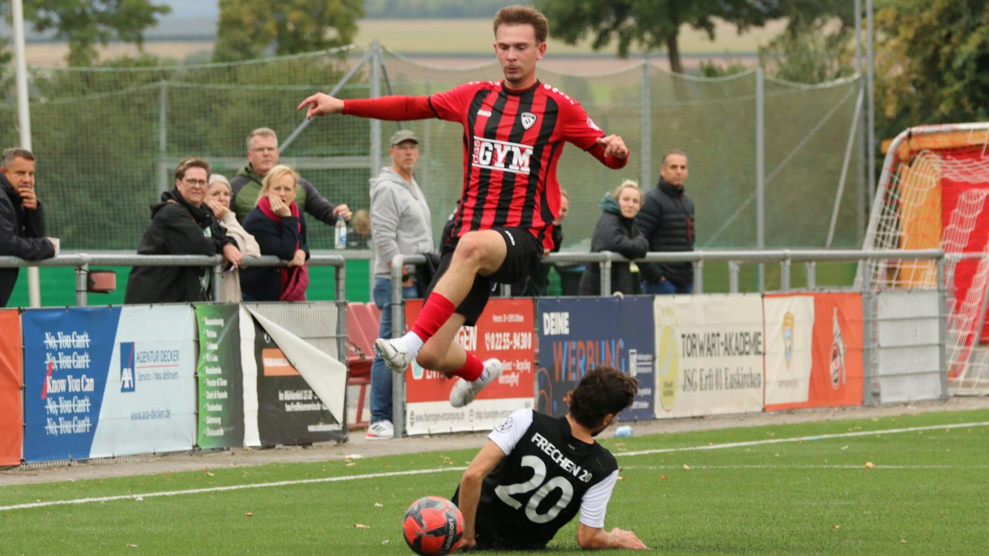 Artur Schulz springt über seinen Rivalen, der auf dem Boden liegt, hinweg.