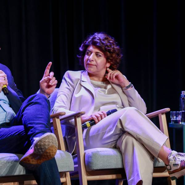 Die Kölner OB-Kandidaten Berivan Aymaz (r.) und Torsten Burmester am Montagabend im Comedia-Theater.