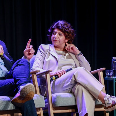 Die Kölner OB-Kandidaten Berivan Aymaz (r.) und Torsten Burmester am Montagabend im Comedia-Theater.