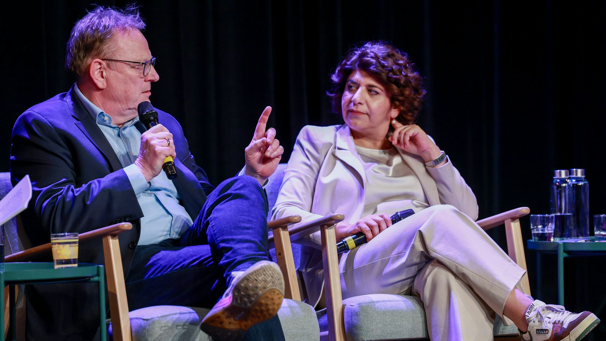 Torsten Burmester und Berivan Aymaz treten am Sonntag in der Stichwahl um das Kölner OB-Amt gegeneinander an.