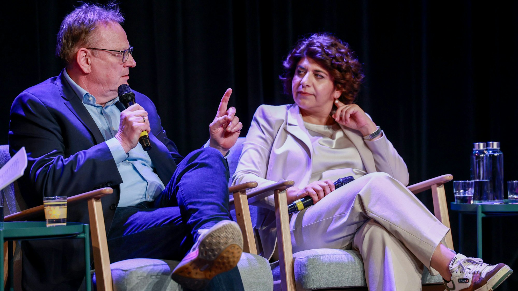 Die Kölner OB-Kandidaten Berivan Aymaz (r.) und Torsten Burmester am Montagabend im Comedia-Theater.