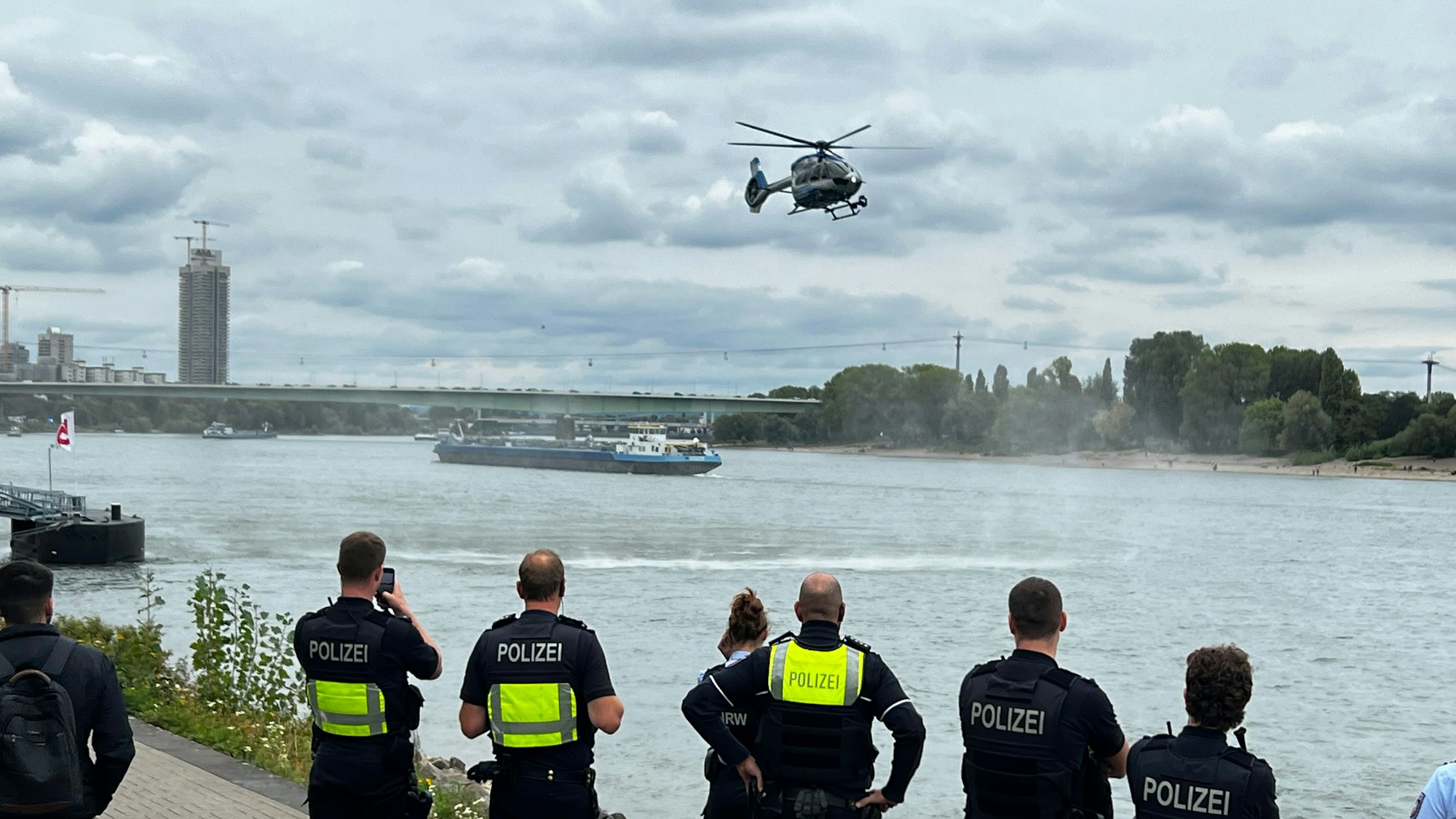 Polizei und Feuerwehr suchten am Sonntag mit einem Großaufgebot nach dem Mann. Auch ein Hubschrauber war im Einsatz.