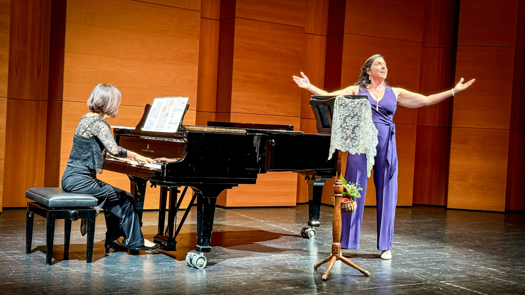 Zwei Frauen auf der Bühne