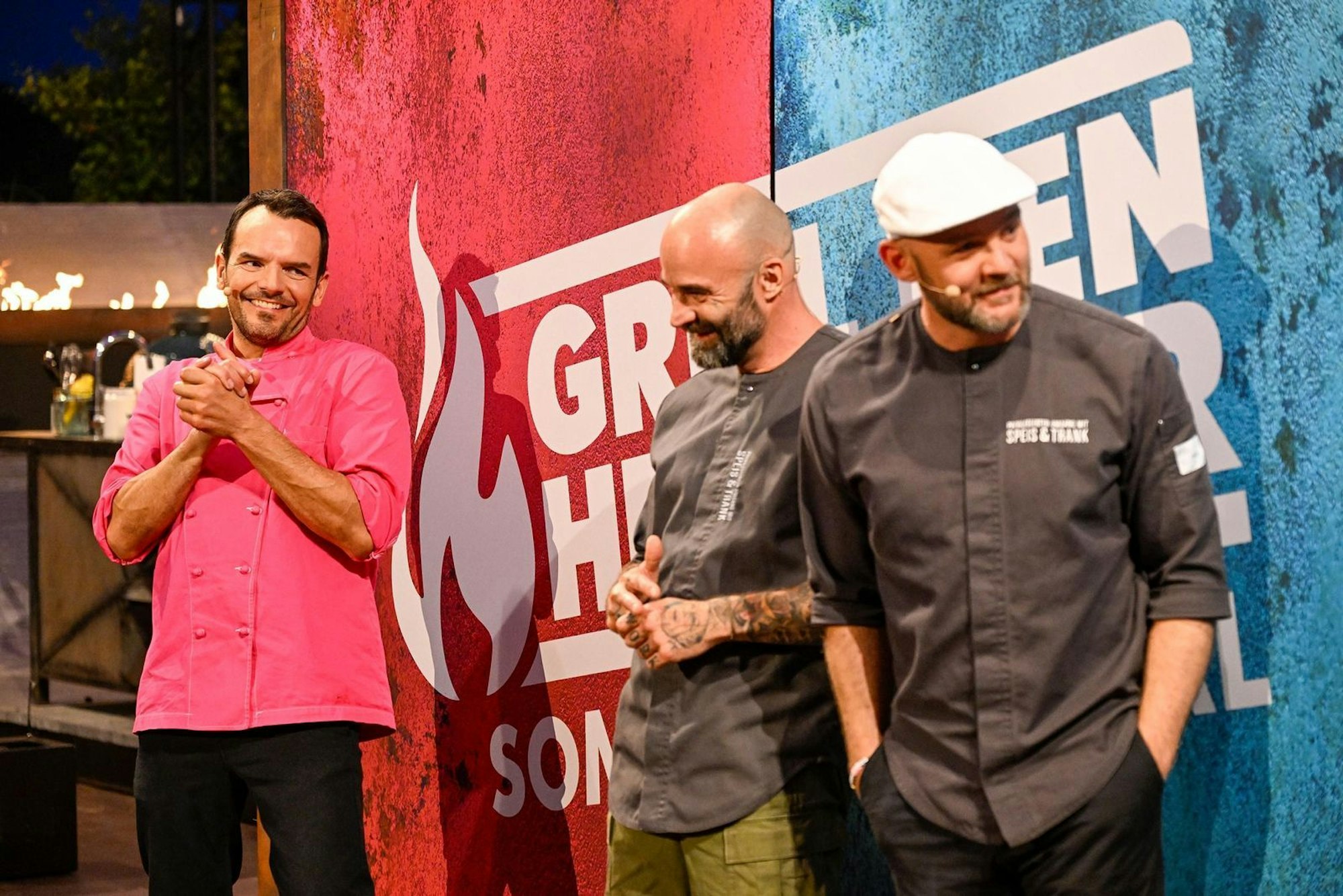 Matthias (rechts) und Stefan Eggert hatten trotz einer 10 von Bruce Darnell mit ihrer Vorspeise keine Chance gegen Henssler. Der bekam von Jana Ina Zarrella schon seine zweite 10 des Abends und siegte 29:26. (Bild: RTL/Markus Hertrich)