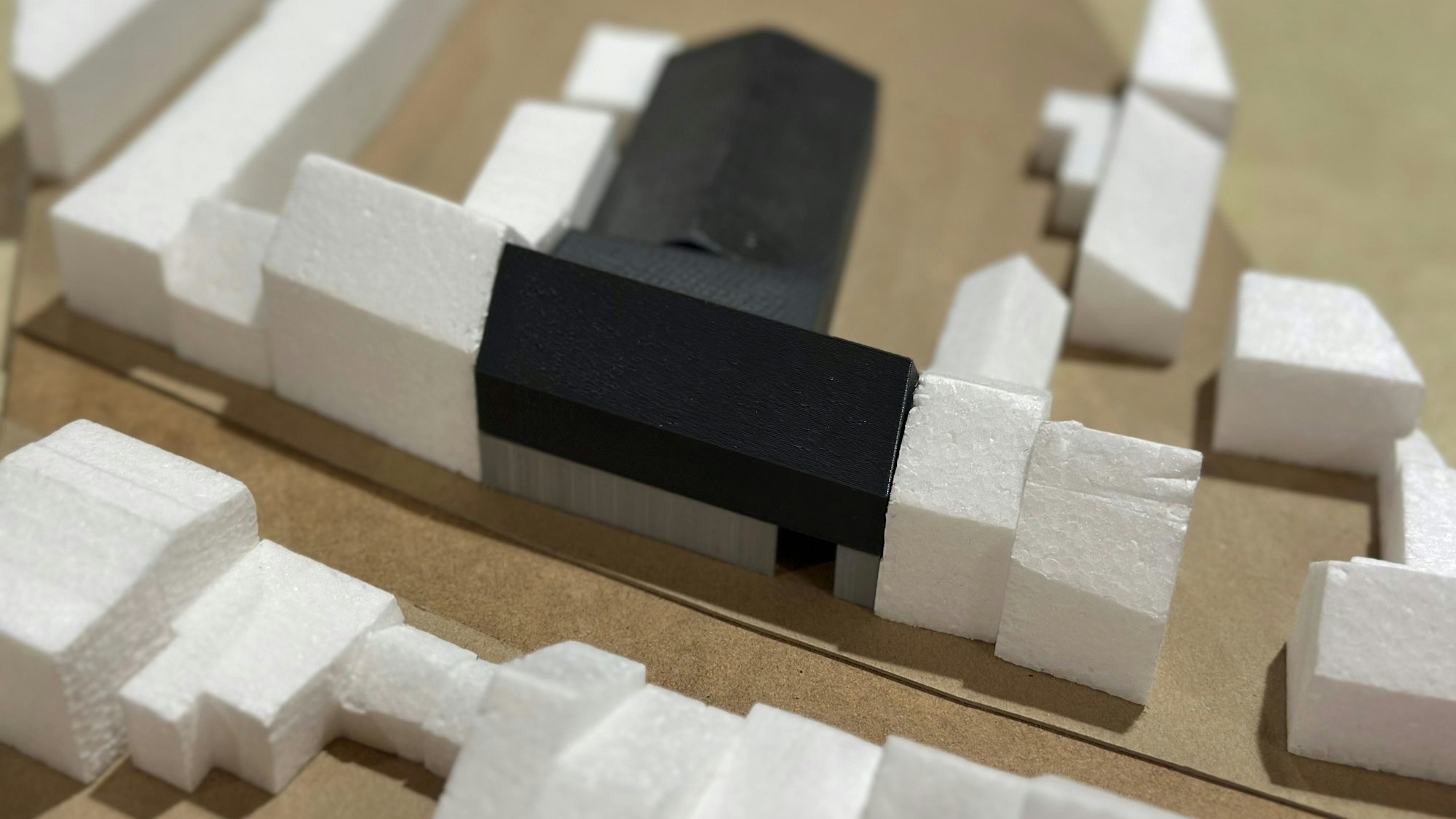 Zu sehen ist das Modell eines Entwurfs für den Neubau eines Gebäudes.