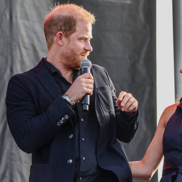 Prinz Harry und Herzogin Meghan reden miteinander.