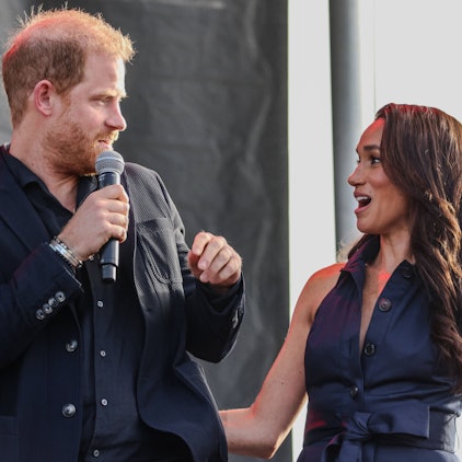 Prinz Harry und Herzogin Meghan reden miteinander.