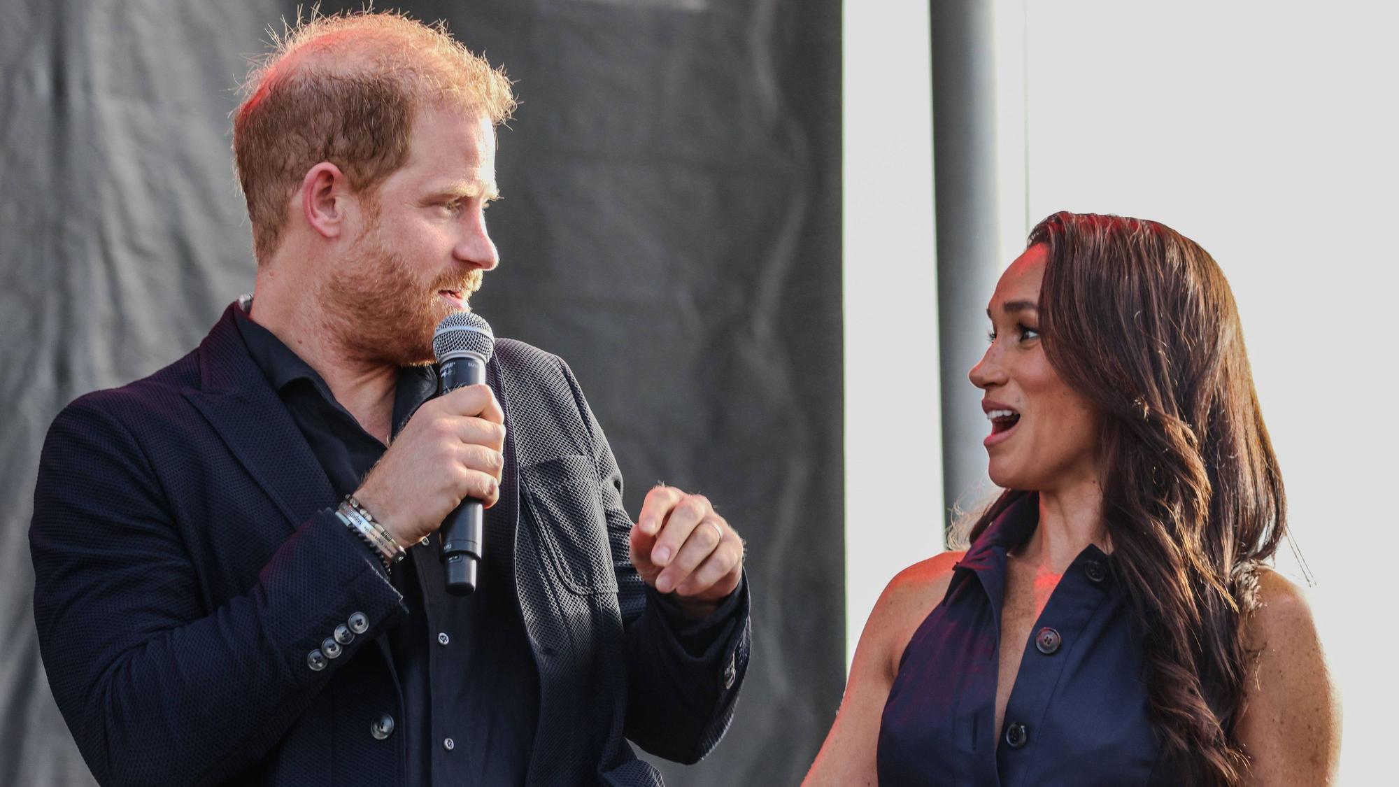Prinz Harry und Herzogin Meghan reden miteinander.