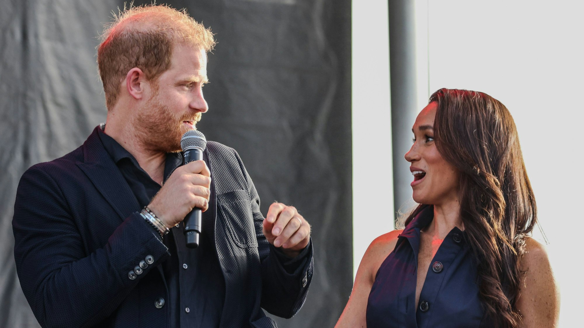 Prinz Harry und Herzogin Meghan reden miteinander.