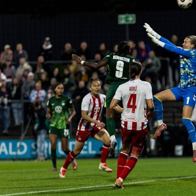 Google Pixel Frauen-Bundesliga, 1. FC Köln - VfL Wolfsburg 21.09.2025 Lineth Beerensteyn VfL Wolfsburg, 9 köpft zum 1:1, Lisa Schmitz 1. FC Köln, 1 kann das Tor nicht verhindern Google Pixel Frauen-Bundesliga, 1. FC Köln - VfL Wolfsburg Köln, Franz-Kremer-Stadion am 21.09.2025 DFB REGULATIONS PROHIBIT ANY USE OF PHOTOGRAPHS AS IMAGE SEQUENCES AND/OR QUASI-VIDEO. *** Google Pixel Frauen Bundesliga, 1 FC Köln VfL Wolfsburg 21 09 2025 Lineth Beerensteyn VfL Wolfsburg, 9 heads to 1 1, Lisa Schmitz 1 FC Köln, 1 cant prevent the goal Google Pixel Frauen Bundesliga, 1 FC Köln VfL Wolfsburg Köln, Franz Kremer Stadion am 21 09 2025 DFB REGULATIONS PROHIBIT ANY USE OF PHOTOGRAPHS AS IMAGE SEQUENCES AND OR QUASI VIDEO Copyright: xBEAUTIFULxSPORTS/Wunderlx