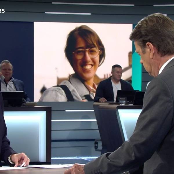 Die leitende Kriminalhauptkommissarin (l.) spricht mit ZDF-Moderator Rudi Cerne über den Mordfall Amy Lopez (Foto im Hintergrund).