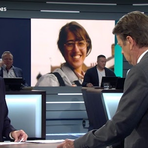 Die leitende Kriminalhauptkommissarin (l.) spricht mit ZDF-Moderator Rudi Cerne über den Mordfall Amy Lopez (Foto im Hintergrund).