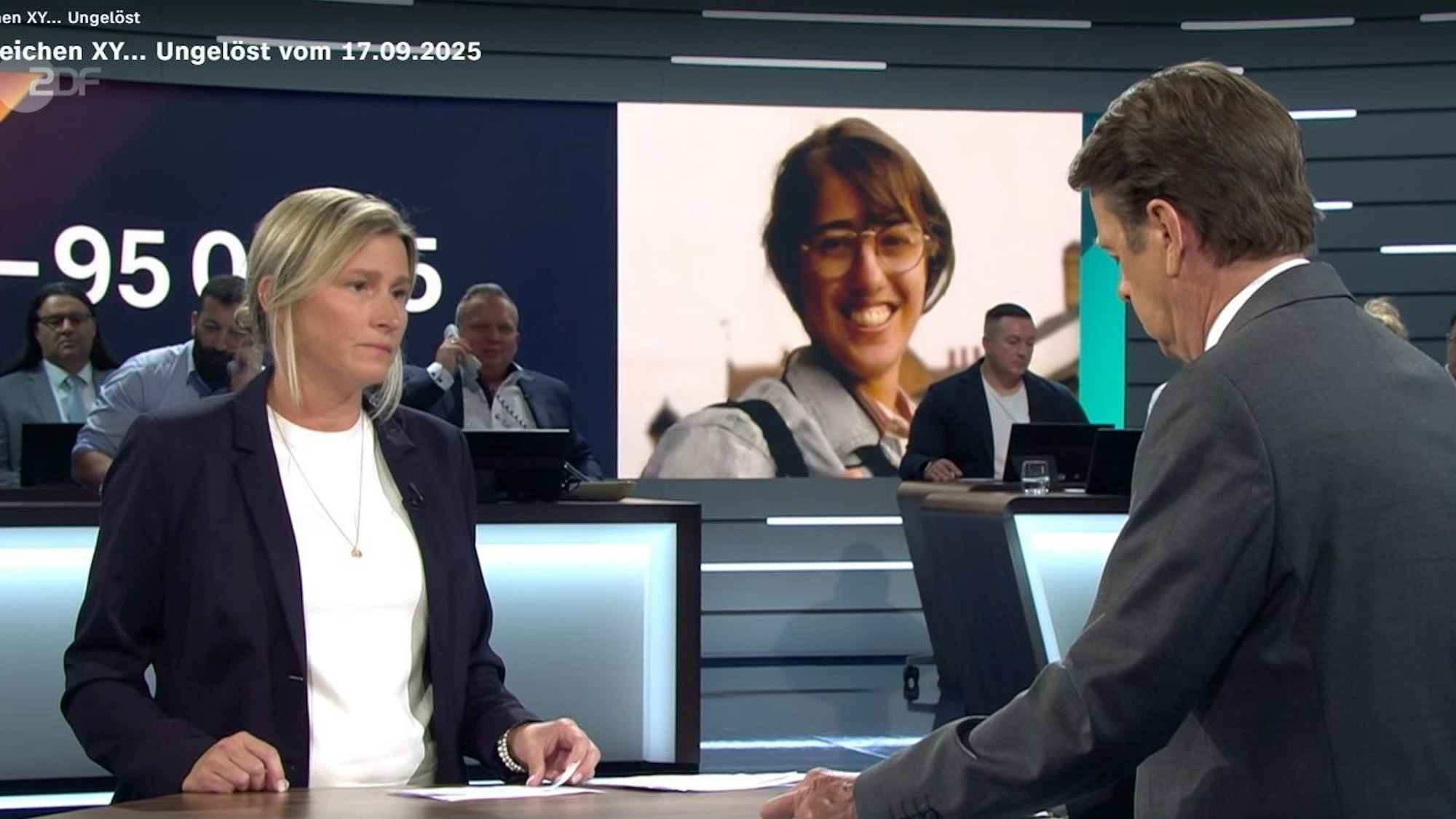 Die leitende Kriminalhauptkommissarin (l.) spricht mit ZDF-Moderator Rudi Cerne über den Mordfall Amy Lopez (Foto im Hintergrund).