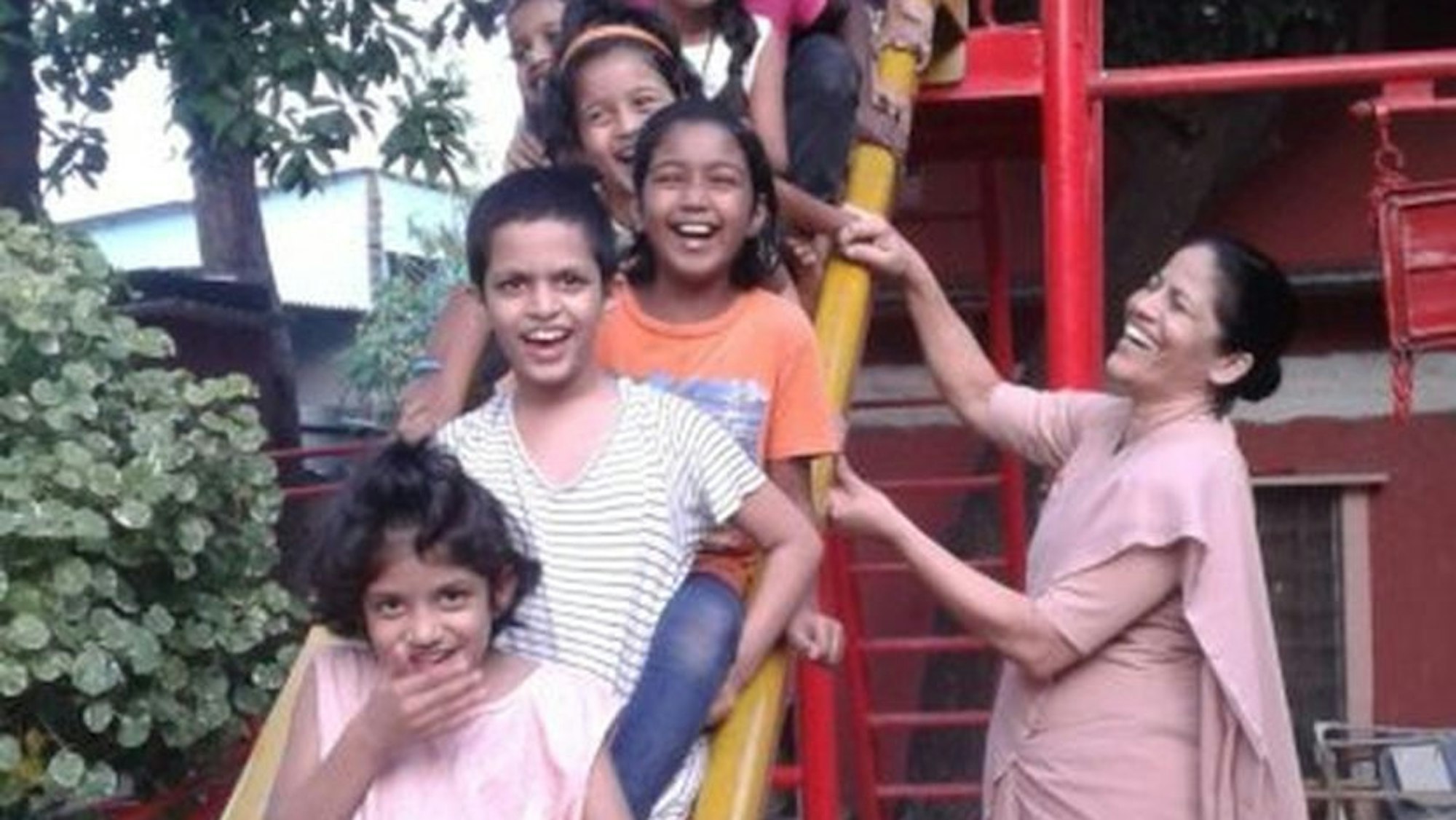 Mit dem Geld der Indienhilfe werden die Mädchen im Kinderheim unterstützt. Sie sollen ein sicheres Dach über dem Kopf haben und eine Schulbildung bekommen - und auch Spaß haben.