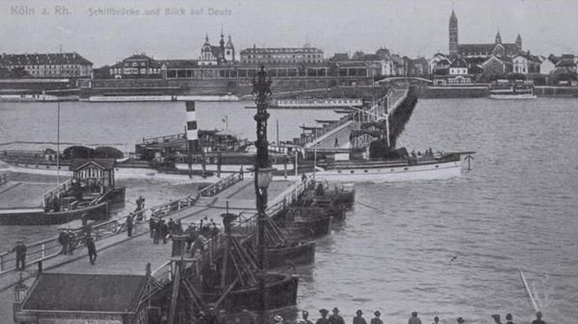 Zwei Joche der Schiffbrücke sind ausgefahren, um den eleganten Dampfer passieren zu lassen.
Blick nach Deutz