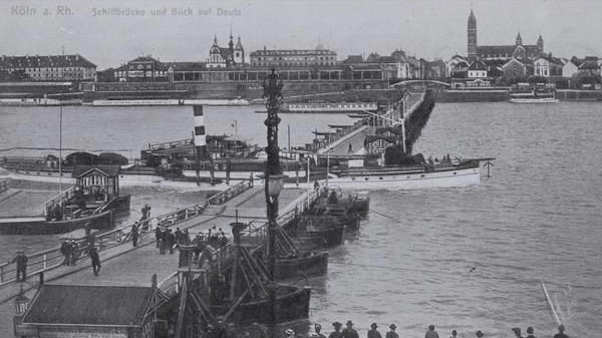 Zwei Joche der Schiffbrücke sind ausgefahren, um den eleganten Dampfer passieren zu lassen.
Blick nach Deutz