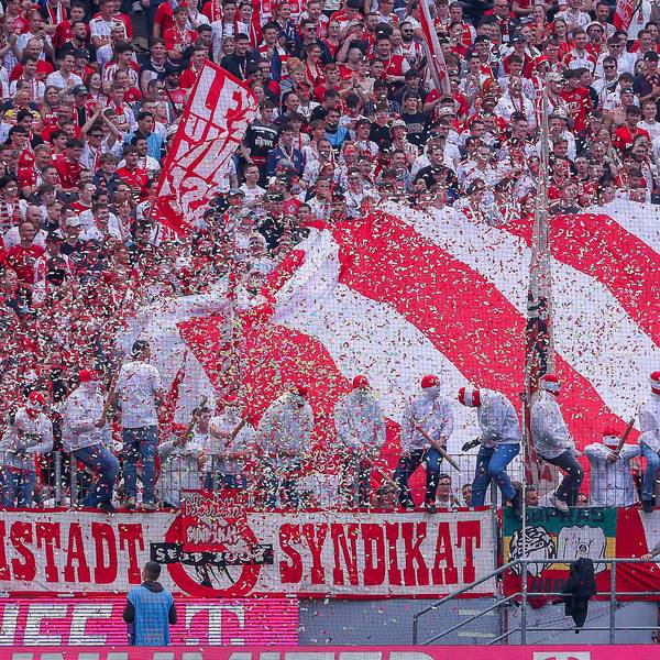 Konfettishow der Kölner Fans auf der Südtribüne vor dem Spiel gegen Münster im April 2025.