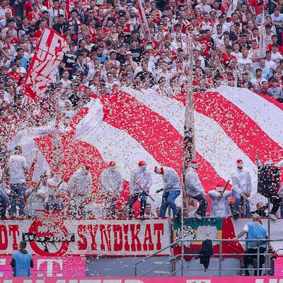Konfettishow der Kölner Fans auf der Südtribüne vor dem Spiel gegen Münster im April 2025.