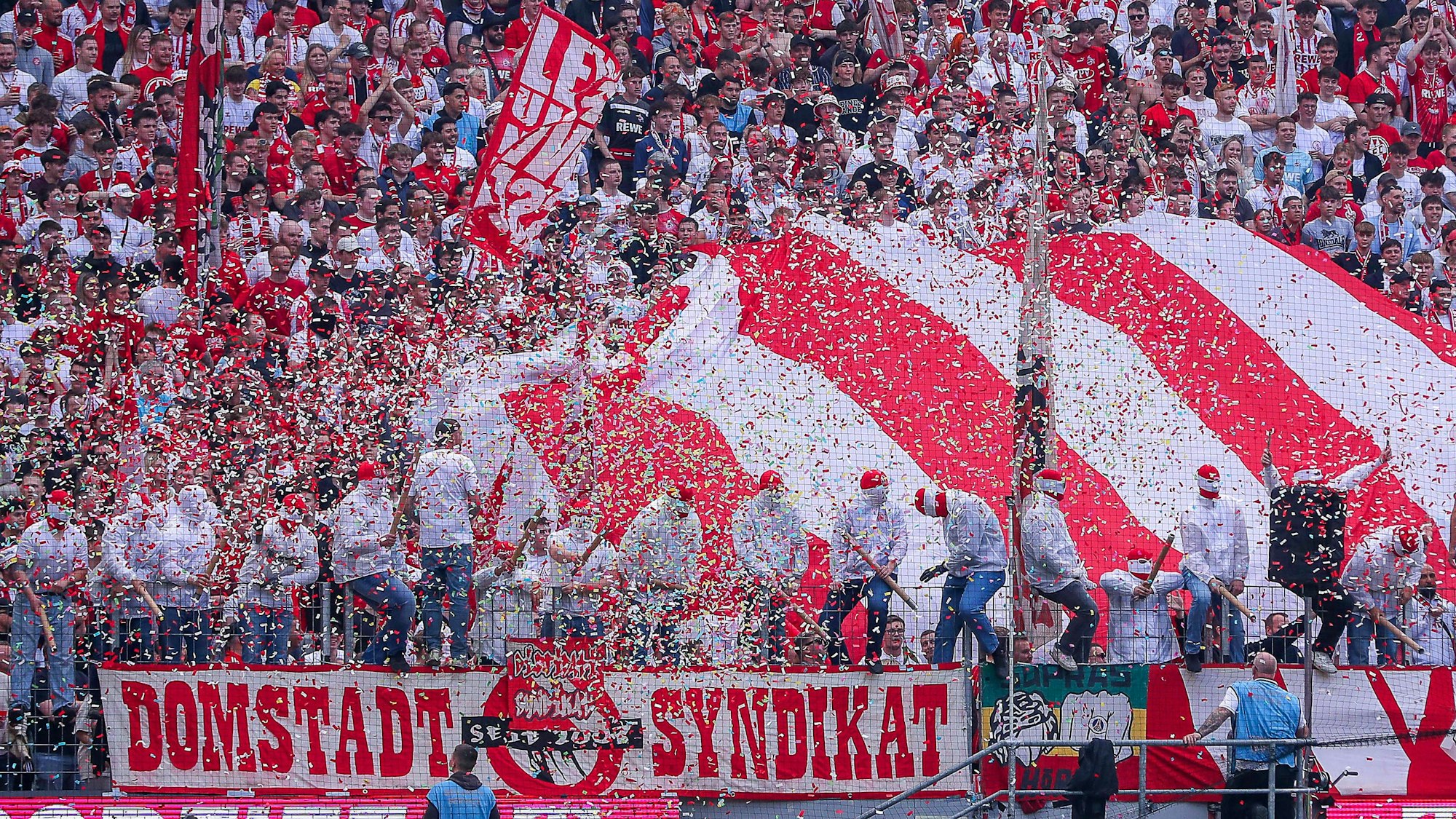 Konfettishow der Kölner Fans auf der Südtribüne vor dem Spiel gegen Münster im April 2025.
