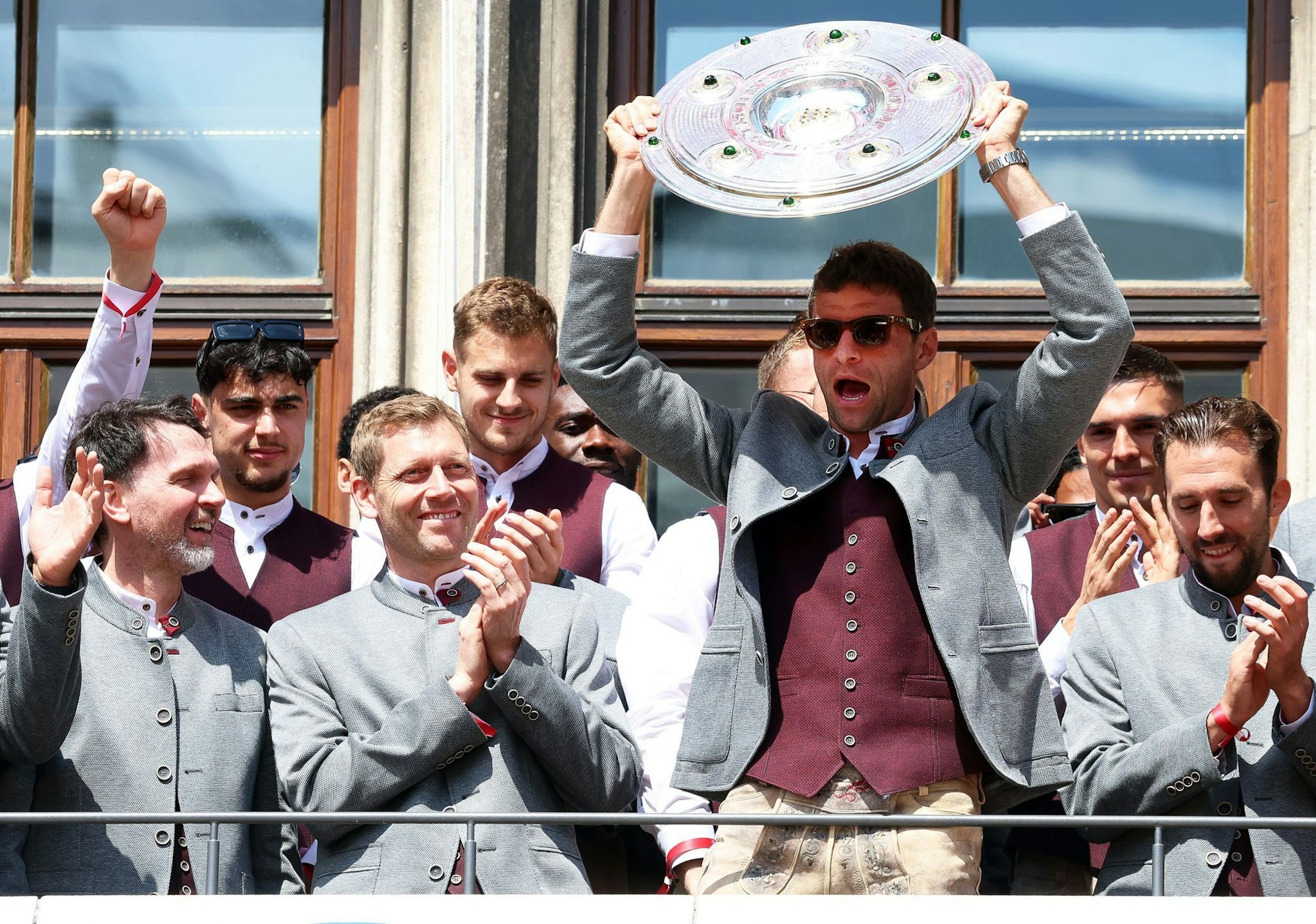 Thomas Müller jubelt zum Bayern-Abschied noch mal mit der Meisterschale auf dem Münchner Rathausbalkon.