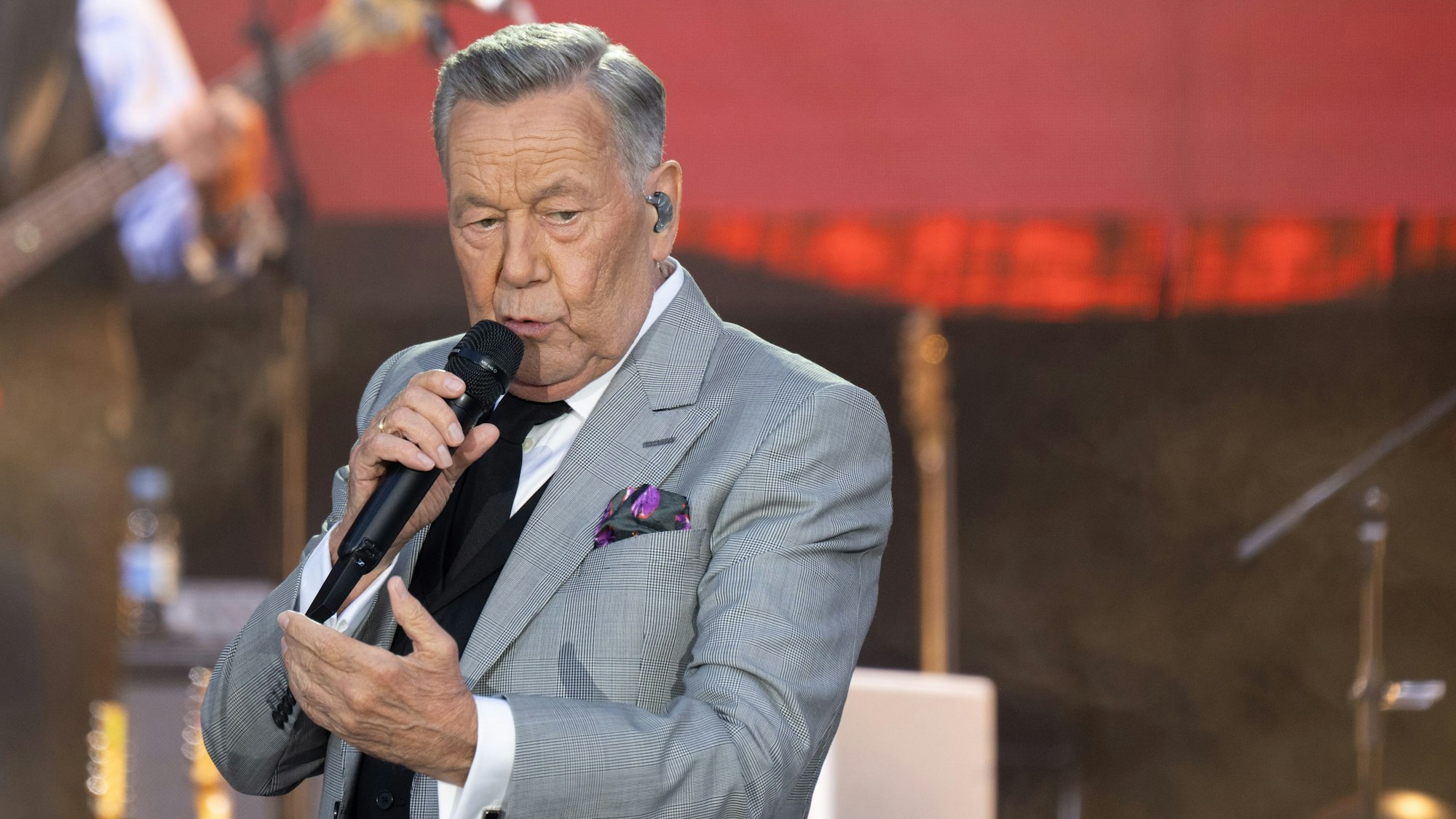 Der deutsche Schlagersänger Roland Kaiser steht während seines Konzerts auf der Bühne.