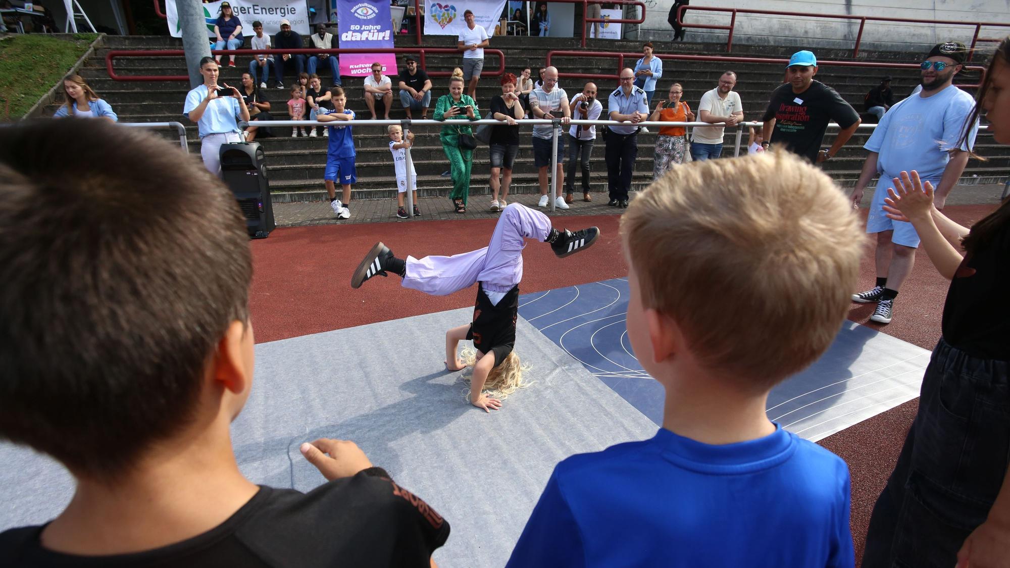 Ein Junge beim Breakdance.