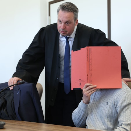 Der Beschuldigte Aymen G. mit seinem Verteidiger Wolfgang Kutsch beim Prozessauftakt im Kölner Landgericht.