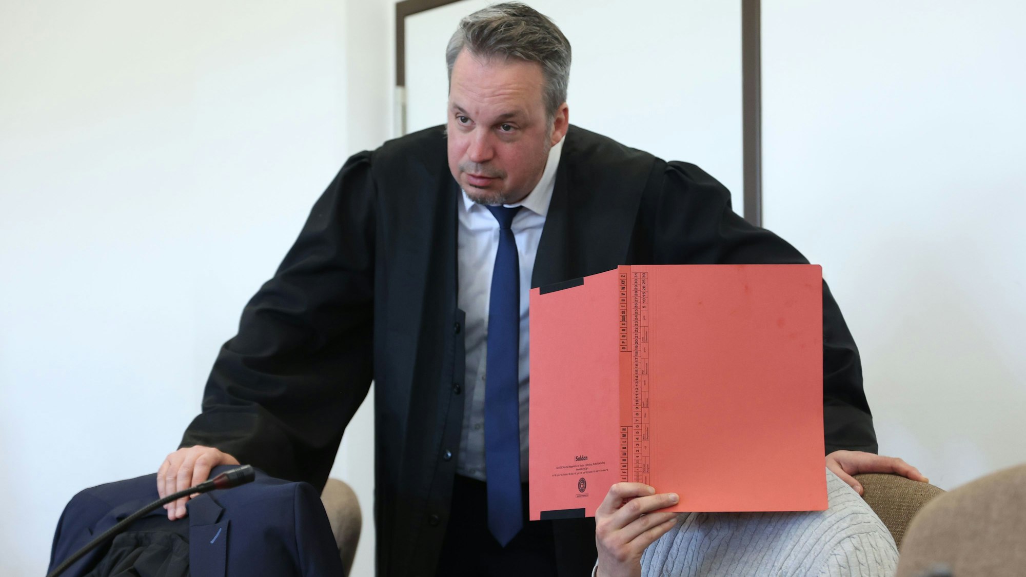Der Beschuldigte Aymen G. mit seinem Verteidiger Wolfgang Kutsch beim Prozessauftakt im Kölner Landgericht.