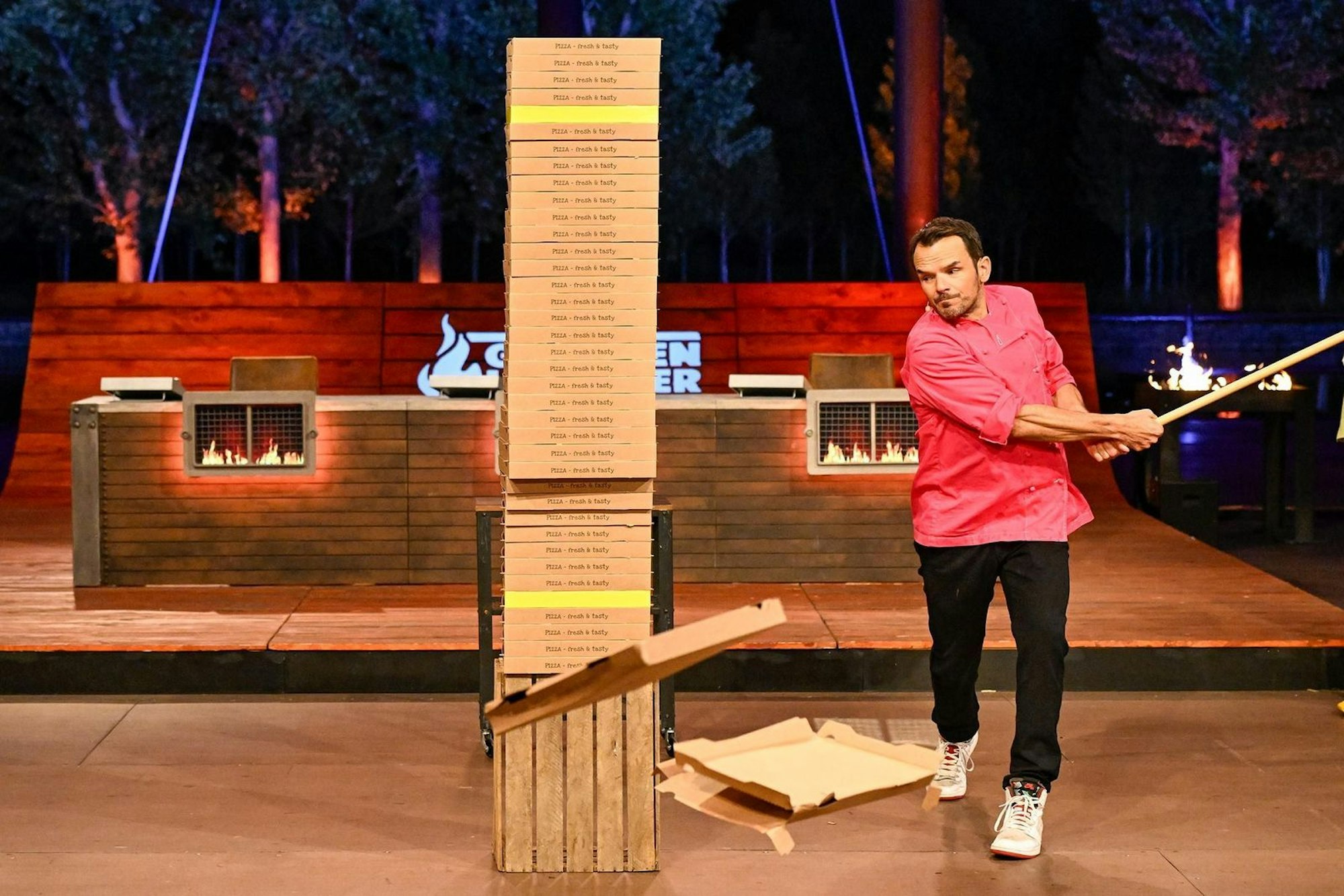 Und auch die dritte Küchen-Competition „Pizza Schlagherita“ ging an Henssler, weil Güngörmüş gleich den ganzen Turm umhaute. (Bild: RTL/Markus Hertrich)