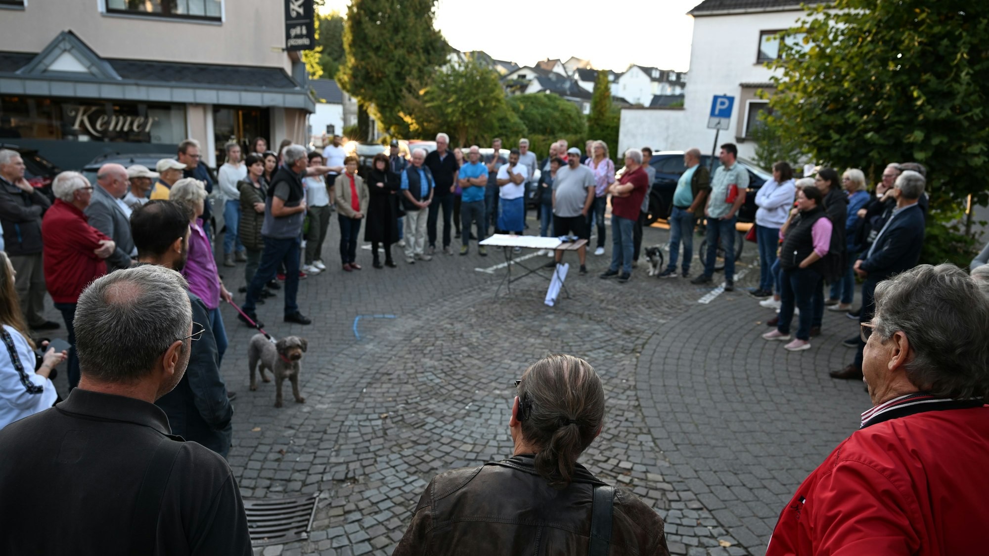 Eine Menschengruppe hat sich im Lindlarer Ortskern versammelt.