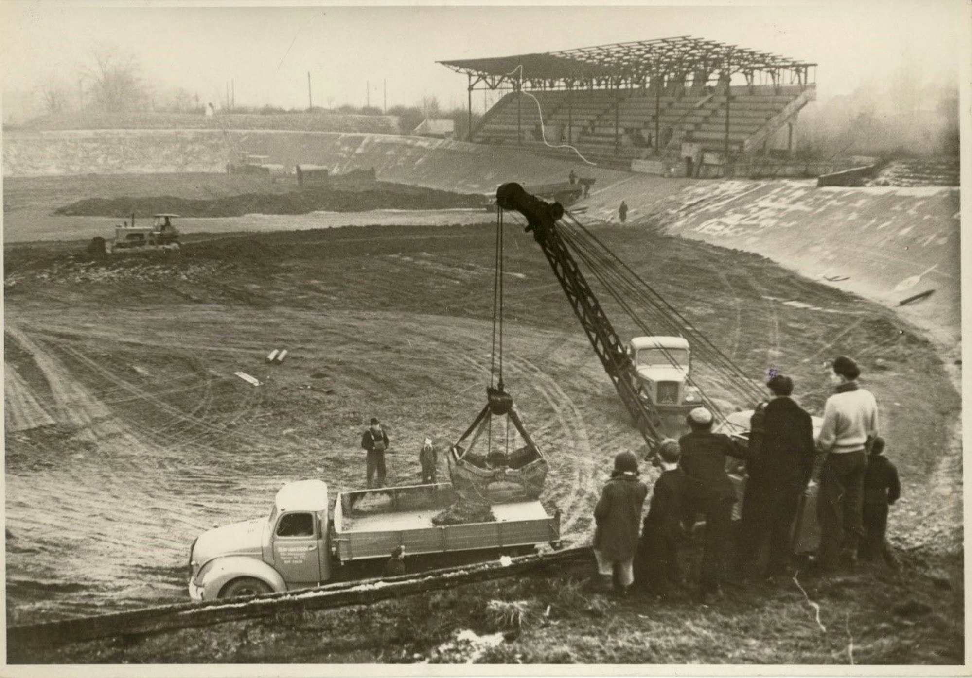 Das Bild zeigt eine Schwarz-Weiß-Aufnahme der Riehler Radrennbahn aus den 1950er Jahren.