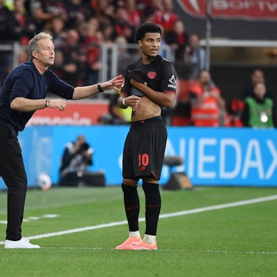 Leverkusens Trainer Kasper Hjulmand und Zugang Malik Tillman.