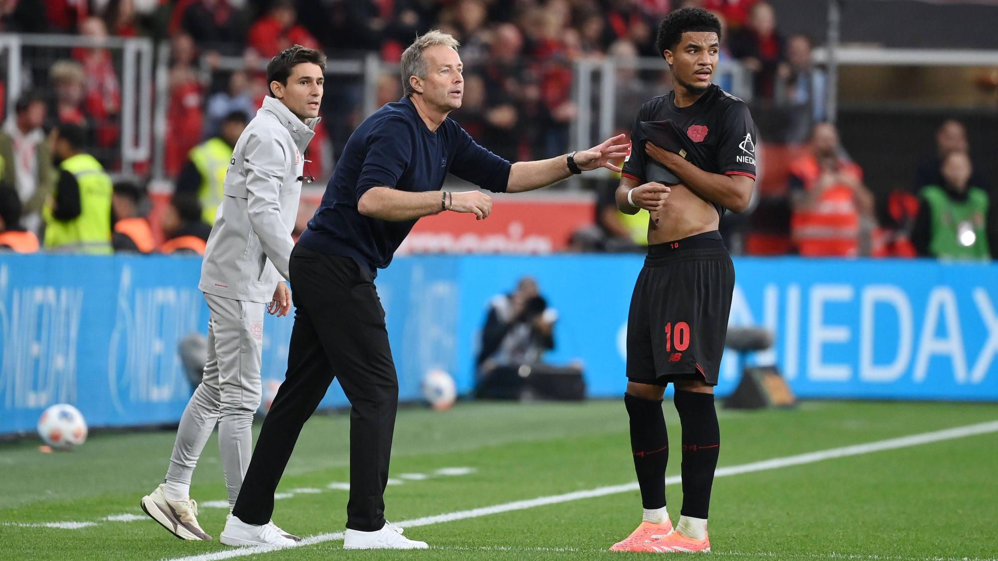 Leverkusens Trainer Kasper Hjulmand und Zugang Malik Tillman.