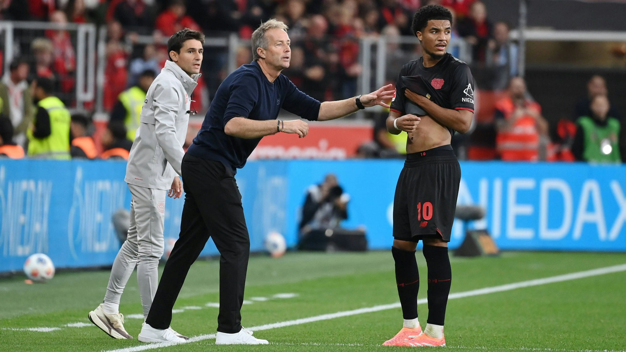 Leverkusens Trainer Kasper Hjulmand und Zugang Malik Tillman.