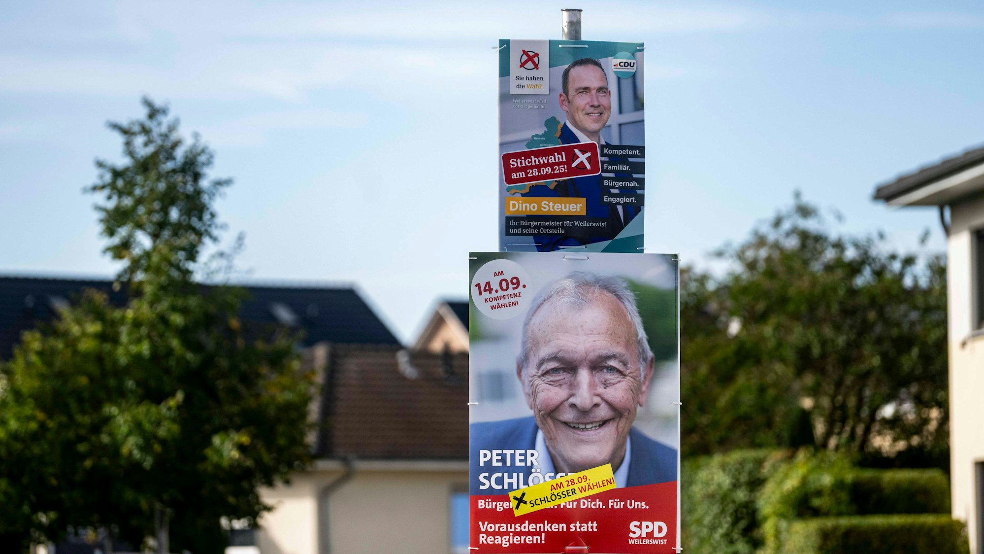 Das Bild zeigt die Wahlplakate der beiden Bürgermeisterkandidaten.