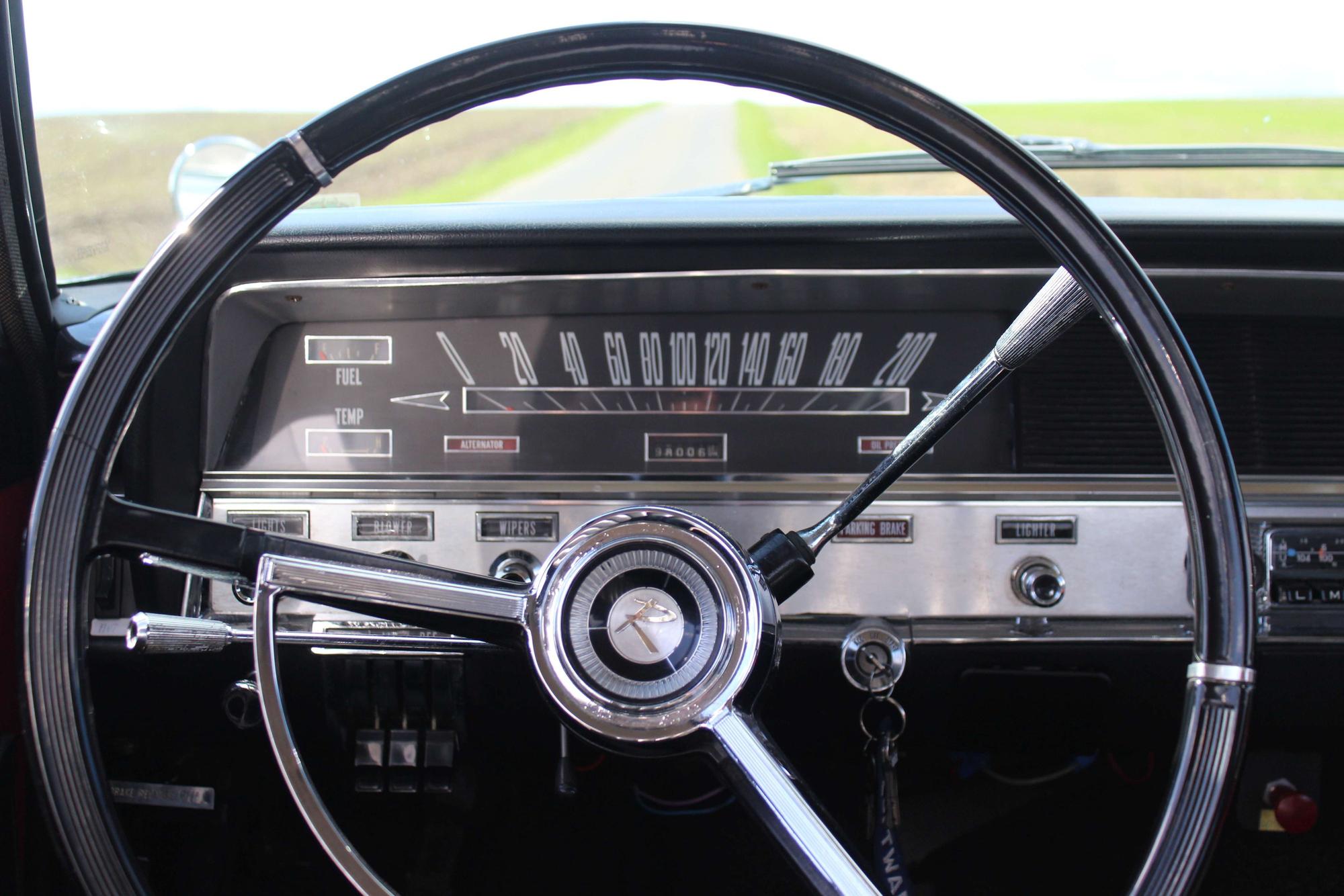 Obwohl dieser Wagen in Belgien montiert wurde, sind im Cockpit alle Schalter und Knöpfe englisch beschriftet.