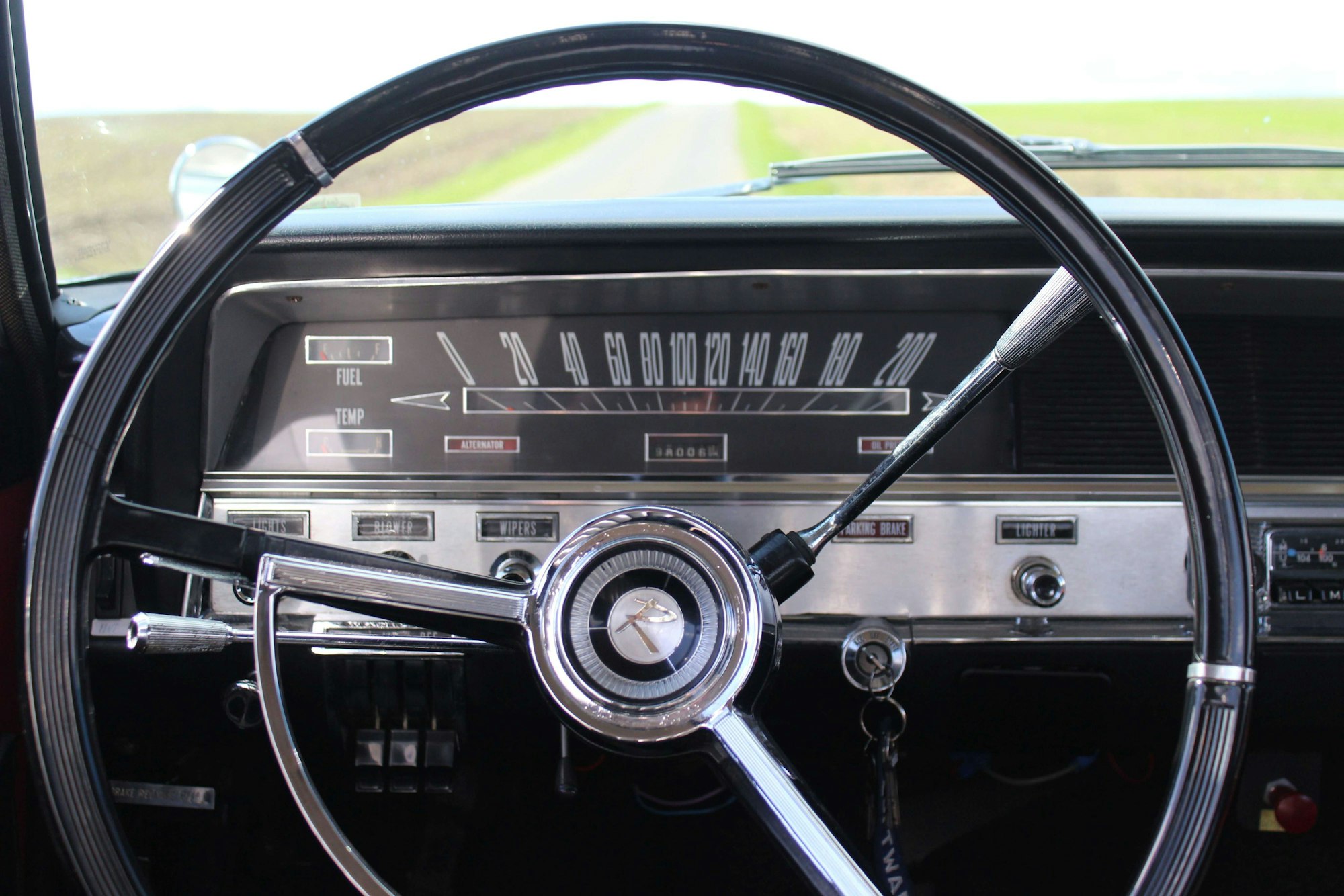 Obwohl dieser Wagen in Belgien montiert wurde, sind im Cockpit alle Schalter und Knöpfe englisch beschriftet.