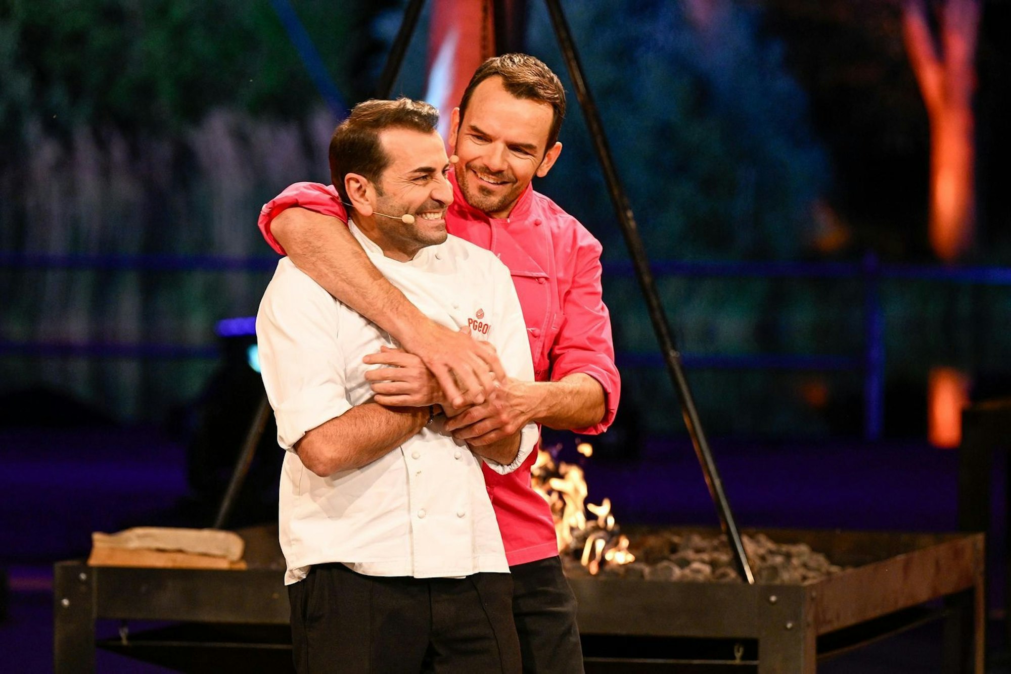 Sie sind beste Freunde und beste Lieblingsgegner. Bei der Hauptspeise hatte Steffen Henssler gegen Ali Güngörmüş knapp das bessere Ende für sich. (Bild: RTL/Markus Hertrich)