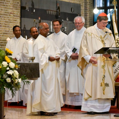 Das Bild zeigt mehrere Geistliche bei der Amtseinführung des neues Kreisdechanten Hendrik Hülz.