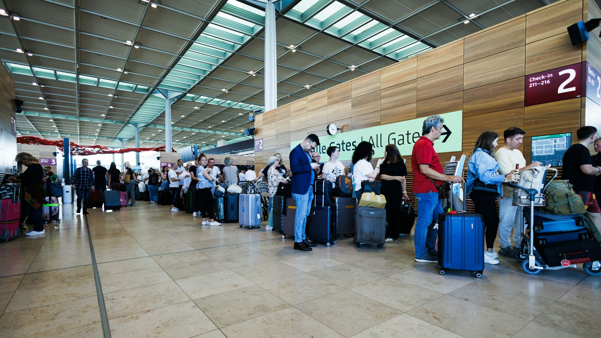 Passagiere müssen am Flughafen BER Geduld mitbringen.