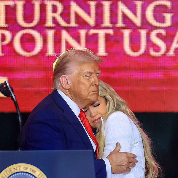 Die Witwe Erika Kirk und US-Prasident Donald Trump am Sonntag (21. September) zusammen auf der Bühne in Arizona bei der Trauerfeier für den erschossenen Aktivisten.