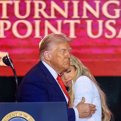 Die Witwe Erika Kirk und US-Prasident Donald Trump am Sonntag (21. September) zusammen auf der Bühne in Arizona bei der Trauerfeier für den erschossenen Aktivisten.